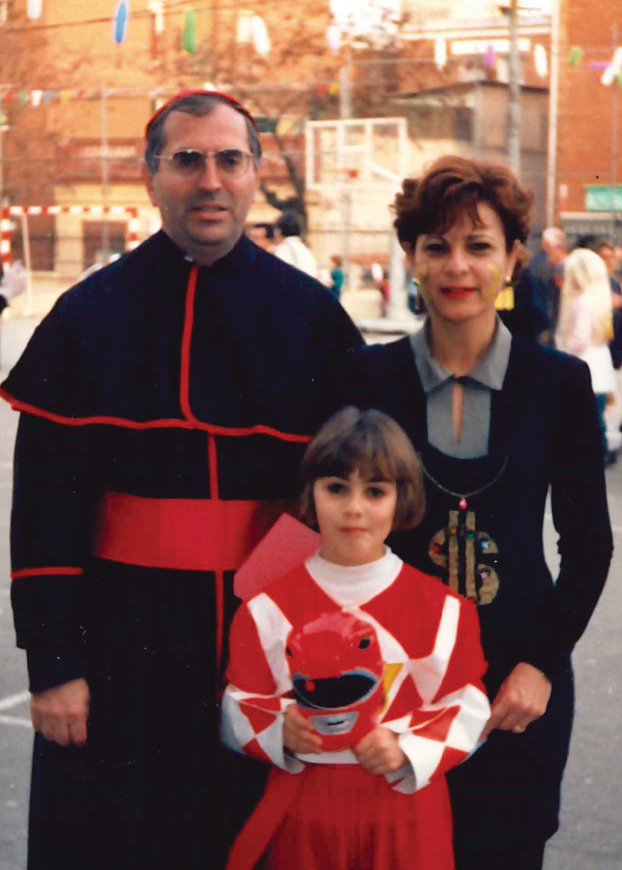 Retrato familiar Alba disfrazada de Power ranger rojo, Maite de Dollar y César de Capellán, retrato años 90